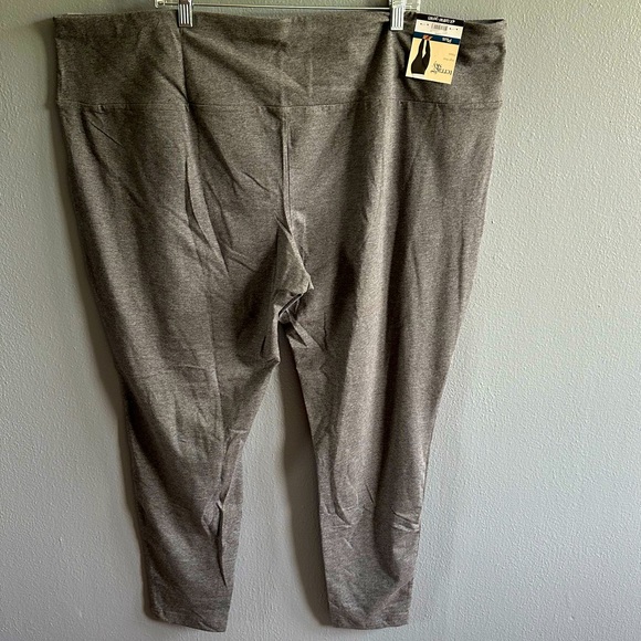 NWT - TERRA & SKY HIGH RISE FITTED GRAY LEGGINGS. Size 4X (28W - 30W). - Picture 2 of 6
